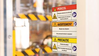 Sicherheitshinweise sind auch künftig nicht als 2D-Code zu gestalten. Schnelle und klare Hinweise müssen durch Symbole, Schriften und Signalfarben erfolgen. (Michael Seemeier/FRIMO Group GmbH)