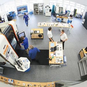 Technologiecenter von Blaser Swisslube: Das Technologiecenter von Blaser Swisslube ist eine in der Branche einzigartige Einrichtung. Hier werden die Kühlschmierstoffe unter verschiedensten Bedingungen getestet. Im Technologiecenter von Blaser Swisslube am Firmensitz in Hasle-Rüegsau sind bislang zwei Artis-4k-Wisy-​Systeme im Einsatz. 