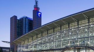 Die Hannover Messe wird in diesem Jahr wieder physisch abgehalten. Überschattet wird alles vom Ukraine-Krieg und der Angst vor Energieengpässen. Deshalb will die Messe auch zeigen, dass europäische Innovatoren das Zeug dazu haben, es nicht allzu schlimm werden zu lassen. (Bild: Deutsche Messe / Th. Koy)