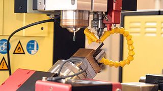 Mit einem Schleifstift in der Hochgeschwindigkeitsspindel kann an beschichteten Werkstücken für das Senkerodieren die elektrisch nicht leitende Schicht bis zum leitenden Grundwerkstoff abgeschliffen werden.  Bild: WZL (Archiv: Vogel Business Media)