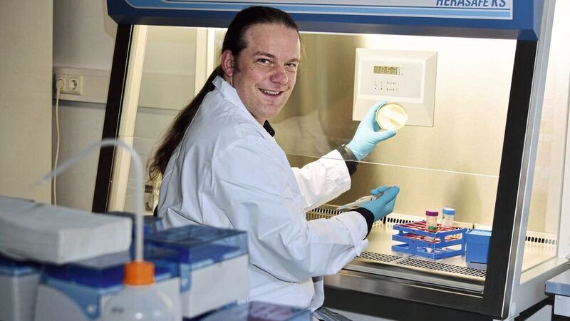 Prof. Dr. Christian Jogler ist erst vor wenigen Wochen an die Universität Jena gewechselt. Hier hat er die Professur für Mikrobielle Interaktion inne. (Anne Günther/FSU)