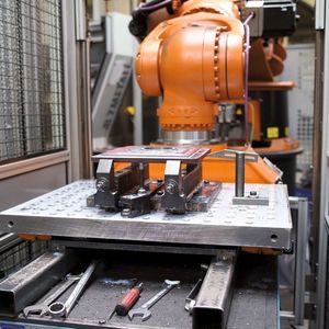 Bild 1: Einmal eingelernt (geteacht), holt der Roboter selbstständig die Rohlinge aus dem Palettenständersystem und liefert nach der Bearbeitung die fertigen Werkstücke ab. 