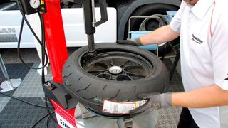 Die eigentliche Montage von Motorradreifen stellt kein Problem dar. Die Herausforderungen liegen im Vorfeld. (Bild: Rosenow – VCG)