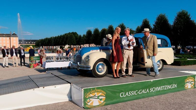 Wir bleiben in Eisenach. Zweitplatzierter beim Classic-Gala Preis der Jury: EMW 340/7. Die 7 steht für die Ausführung als Kombi. Vor dem Fahrzeug links Edelsteinkönigin Bettina Reiter, daneben Besitzer Volkmar Kruspig, rechts Veranstalter und Moderator Johannes Hübner. (Diehl)