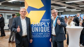Interpack-Direktor Tomas Dohse (rechts) und Optima-CEO Dr. Stefan König (links) posieren vor dem Motto der Interpack: Simply Unique. (Bild: Messe Düsseldorf)