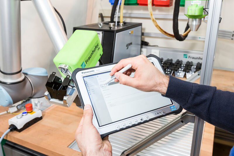 Mit der einfachen und intuitiven Roboterprogrammierung von drag&bot könnten die Automatisierungslösungen ohne Vorkenntnisse und in kurzer Zeit an die individuellen Bedürfnisse der eigenen Produktion angepasst werden. (Fraunhofer-IPA)