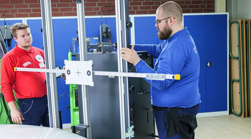 Der Hamburger Paulius Baronas ist hier beim Kalibrieren der Frontkamera eines Mercedes E 350. (Bild: Schmidt - VCG)