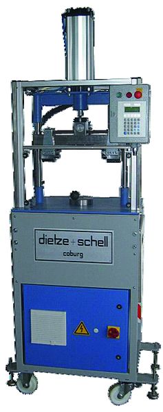 Bild 3: Die Bordscheiben-Pressmaschine ist für einen halbautomatischen Betrieb vorgesehen. Bilder: Verafsser (Archiv: Vogel Business Media)