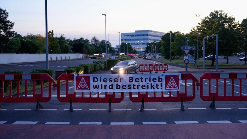 Die IG-Metall bestreikt erstmals in der Geschichte des Standortes das Kölner Ford-Werk.(Bild:  Stephen Petrat/IG-Metall)