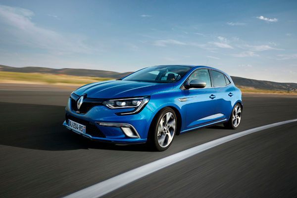 Der neue Renault Mégane: Anfang 2017 soll er auch mit dem ersten Diesel-Hybrid-Motor von Renault  lieferbar sein. Der französische Automobilhersteller strebt mit dieser Antriebsvariante einen kombinierten Kraftstoffverbrauch von weniger als 3,0 l/100 km und einen CO2-Ausstoß von 76 g/km an. (Bild: Renault)