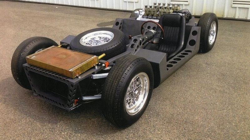 Nuccio Bertone kamder Legende nach gegen Ende der Messe an den Stand von Lamborghini und wurde vom Firmengründer Ferruccio Lamborghini wie folgt begrüßt: „Du bist der letzte der Karosseriebauer, der sich hier zeigt.“ Bertone betrachtete das Fahrgestell und antwortete, dass sein Atelier „den perfekten Schuh für diesen wunderbaren Fuß“ hätte. (Bild: Lamborghini)