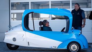 Achim Adlfinger, rechts im Bild, hat das Messerschmitt-Projekt maßgeblich vorangetrieben. Neben einer Variante mit Verbrennermotor bietet er den Kabinenroller auch mit E-Antrieb an. (Bild: Messerschmitt)