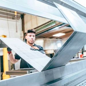 Bei einer nutzbaren Einbauhöhe von 880 Millimetern bei der neuen Biegemaschinenserie Trubend 8000 von Trumpf können auch Werkstücke mit großen Schachtelhöhen bearbeitet werden.(Bild:  Trumpf)