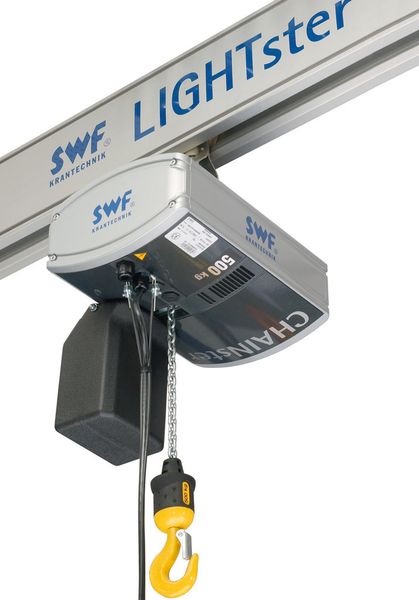 Starke Kombination für Traglasten bis zu 2000 kg: das Aluminium-Leichtkransystem „Lightster“ und der Elektrokettenzug „Chainster“. (Bild: SWF)