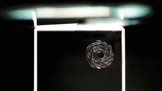 L'utilisation d'un laser a permis de graver au cœur de la matière. (EPFL / Alain Herzog)