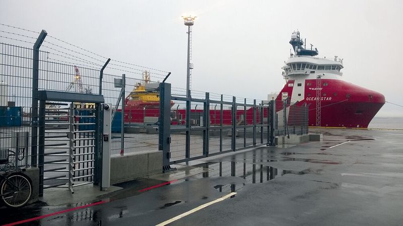 Absicherung eines Hafengeländes durch Drehkreuz und Falttore (© Zabag)