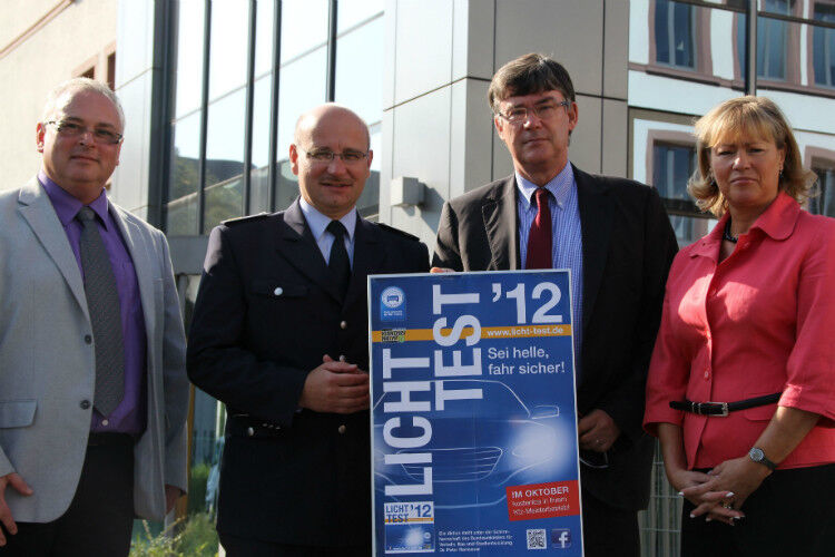 Für mehr Sicherheit (v.li.): Jörg Kranz-von Fricken, Augenoptiker-Innung Rheinland-Pfalz/Saarland, Edmondo Steri, Leiter der Polizeiinspektion Trier, Alfons Behr, Obermeister der Kfz-Innung Trier-Saarburg, und Bärbel Schädlich, Geschäftsführerin der Kreishandwerkerschaft Trier-Saarburg. (Foto: Innung)
