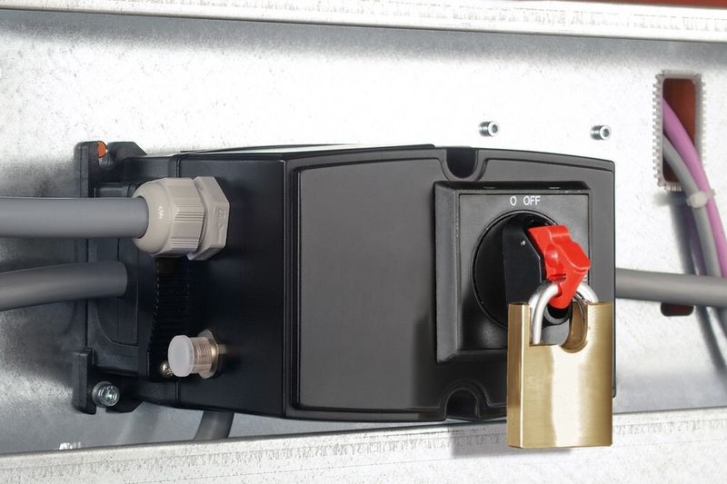 PowerBox On/Off ist „vor Ort“ montierbar. Anwender sparen den separaten Wartungsschalter oder die separate Verteilerbox. (Bild: Weidmüller)