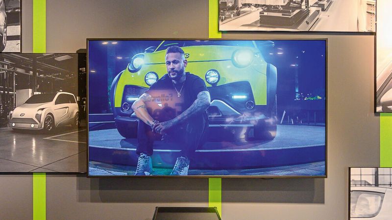 Digital wird ebenfalls präsentiert – und Markenbotschafter Neymar in Szene gesetzt. (E-Go Mobile)