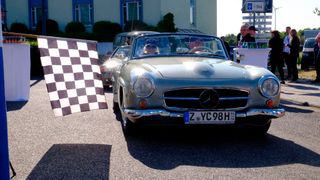 Gut gepflegt und ein Start mit der Flagge: ein Mercedes-Benz Cabrio von 1960 (Bild: Zietz – VCG)