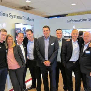 (v.l.) Dimitri Schewtschenko, TAROX, Verena von Oertzen, Lothar Brüster, Philipp Waloßek, Kai Volmer, Jörg Hartmann, Michael Vorberger und Heinz-Dieter Speidel        (Bild: IT-BUSINESS)