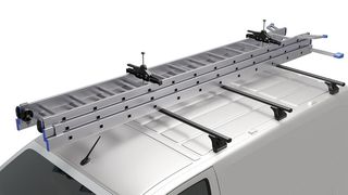 Mit dem Leiterhalter-Set für Dachgepäckträger von Krause ist es ein Leichtes, Leitern sicher und komfortabel auf dem Fahrzeugdach zu transportieren. (Bild: Krause Werk)