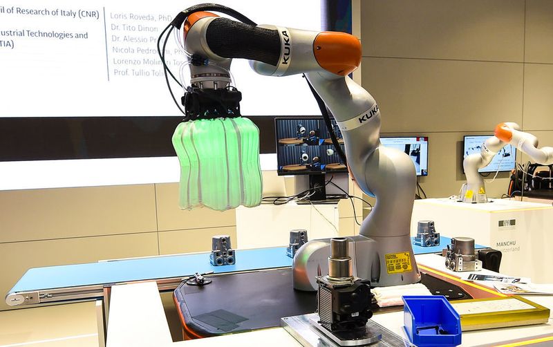 Der Airbag für den Roboter schützt vor scharfkantigen Werkzeugen und Werkteilen. (DLR)