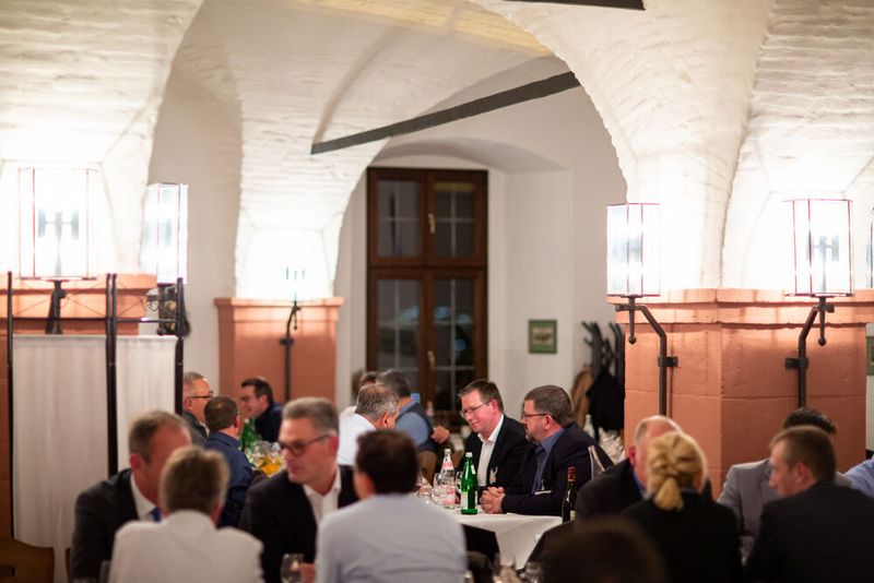 Bei den Förderprozessforen durfte auch der Austausch und natürlich die gemeinsame Entspannung am Abend nicht fehlen. Auf der Festung Marienberg konnten die Teilnehmerinnen und Teilnehmer zusammen essen und den informativen Kongresstag ausklingen lassen. (BKfotografik / PROCESS)