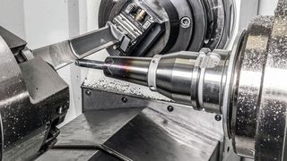 Die Konturunterschiede der geschmiedeten Turbinenschaufeln stellen erhebliche Anforderungen an die Fräsbearbeitung der Kanten und Übergänge: Für jede Schaufel wird die Fräsbearbeitung individuell angepasst. (Starrag)