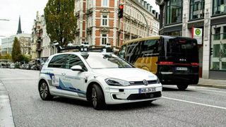 Um die Entwicklung autonomer Fahrzeuge zu forcieren, partnert Mobileye nicht nur mit Automobilherstellern wie Volkswagen. Das Unternehmen hat auch Mentee Robotics übernommen und treibt damit die Synergien zwischen autonomen Fahren und humanoider Robotik voran.  (Bild: Volkswagen)