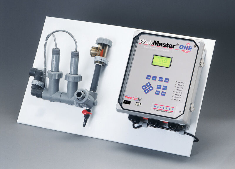 Der Webmaster enthält die wichtigsten Funktionen der Mess- und Regeltechnik in der Wasseraufbereitung. Links vom Controller sind drei Detektoren in der Wasserleitung installiert. (Bild: MPT)