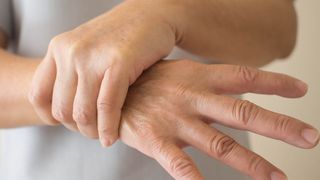 Das Protein alpha-Synuclein spielt u.a. eine zentrale Rolle bei der Nervenkrankheit Parkinsion, die bei Patienten ein unkontrolliertes Zittern auslösen kann. (©Orawan - stock.adobe.com)