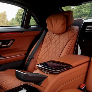 Im Fond geht es gewohnt komfortabel zu.(Bild: Mercedes)