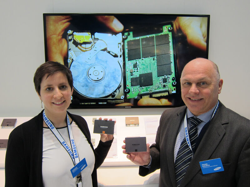 Miriam Hassan und Frank Kalisch, Samsung, zeigten die leistungsstarken SSD-Karten für Ultrabooks. (Bild: IT-BUSINESS)