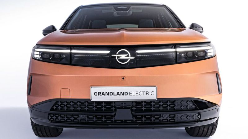 Sofort erkennbar ist der Grandland Nummer zwei an der 3D-Vizor-Front und dem erstmals beleuchteten Opel-Blitz im „Grill“. (Bild: Opel)