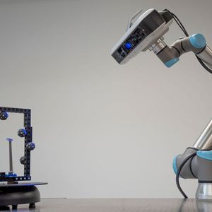 Der Smartscan VR800 von Hexagon kann auch mit Robotersystemen und Cobots verwendet werden. Andere Optionen, wie Drehtische, erlauben den halbautomatischen Ablauf von Prüfaufgaben.(Bild:  Hexagon)