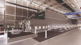 Solche großen Pressenstraßen werden oft zum Tiefziehen verwendet. (Bild: Schuler)