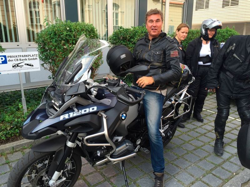 Der passionierte Wiederholungs-Bitrider Bernd Gold (Market Mission) auf seiner BMW R1200 GS freut sich schon auf den Weiterritt nach Passau in der „The Fast and The Furious“ Gruppe. (IT-BUSINESS)