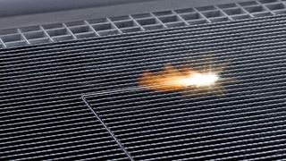 Zuschnitt eines CFK-Bauteils: Bei unter 4 mm Dicke ist der Laser zwei bis drei Mal schneller als der Wasserstrahl oder Fräser. (Bild: Trumpf)