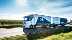 Die Binnenschiffahrt – und damit der Gütertransport zu Wasser – sind durch Niedrigwasser noch immer massiv eingeschränkt. Als Ersatz dürfen Lkw nun auch an Sonn- und Feiertagen fahren. Auch Lang-Lkw kommen mehr und mehr ins Gespräch. Doch da regt sich auch Kritik ... (Bild: Daimler Truck)