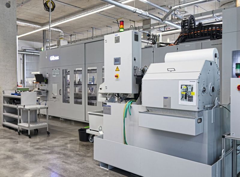 Die Versa 945 von Fehlmann kombiniert mit einer angepassten Automationslösung von Gibas das maschinelle Herzstück der neuen Fertigungsplattform bei Escha.  (Bild: Fehlmann AG)