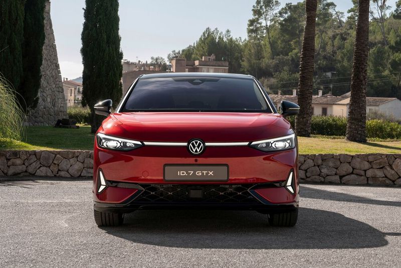 Neben Matrixlicht bringt der ID 7 GTX auch die durchgehende Lichtleiste serienmäßig mit. (Bild: VW)