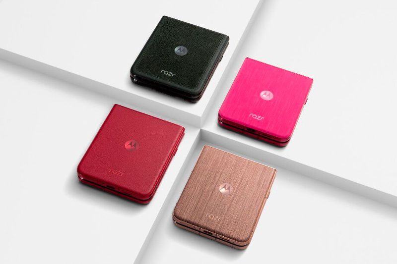 Das neue Motorola Razr 60 pro gibt es auch mit Holz- oder Alcantara-Oberfläche. (Bild: Motorola)
