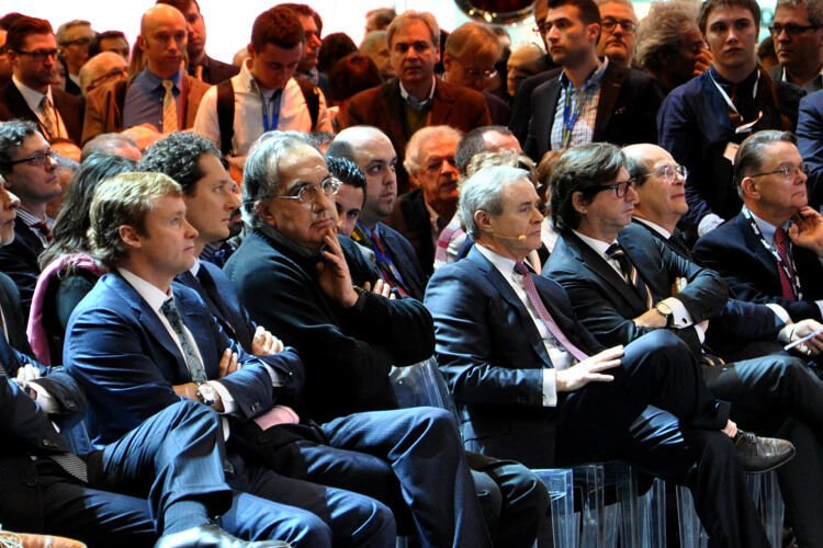 Natürlich waren die Branchengrößen – hier Fiat-Boss Sergio Marchionne – in Genf, um sich die Pressekonferenzen am Stand anzuschauen... (Foto: Wehner)