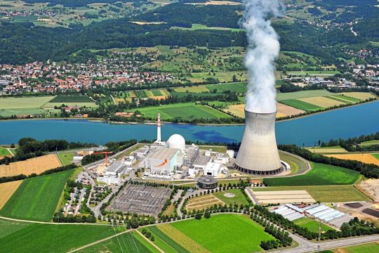 Der Atomausstieg steht kurz bevor. Doch was genau passiert dann eigentlich mit den Kraftwerken?(Bild:  fototrm12 - stock.adobe.com)