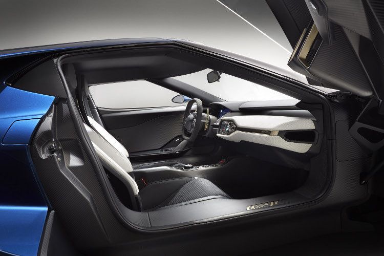 Wie bei den Vorgängern auch, öffnet sich der Innenraum über die Flügeltüren. (Foto: Ford)