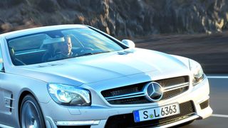 Bei der Mercedes SL-Serie  spielte die Reduzierung des Gewichts als Beitrag zum Verringern des Kraftstoffverbrauches eine wichtige Rolle. (Bild: Mercedes Benz)