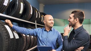 Im Jahr 2021 ein seltener Anblick: Beratung des Kunden beim Reifenkauf. (Bild: Lev Dolgachov - stock.adobe.com)