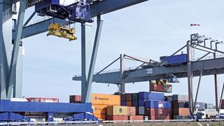 Im Rheinhafen Germersheim sorgt ein Portalkran der Firma Tobies (links) für einen verlässlichen Containerumschlag. (Bilder: SEW-Eurodrive)