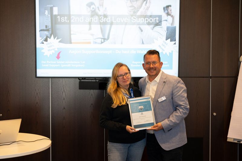 Katrin Berger (kelobit IT-Experts GmbH) erhält ihr Partner-Zertifikat von Sascha Kaiser (Aagon GmbH) (Bild: Aagon GmbH)